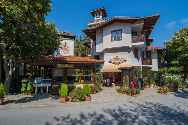 Ресторантите Del Mar Fish Restaurant & BBQ и „Извора“ в близост до хотел Aquamarine